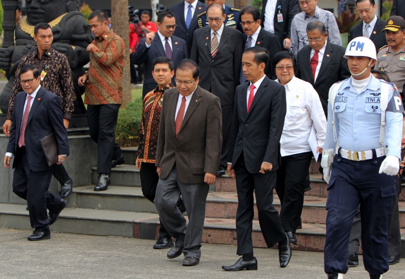 Presiden Joko Widod Sedang Diskusi Dengan Menko Kemaritiman Jelang Berangkat Kunjungan Kerja Ke Timur Tengah