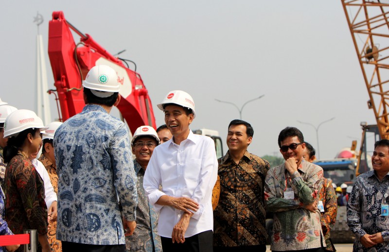 Presiden Joko Widodo Bersama Sejumlah Menteri Meninjau Proyek Pembangunan LRT Di Taman Mini, Jakarta