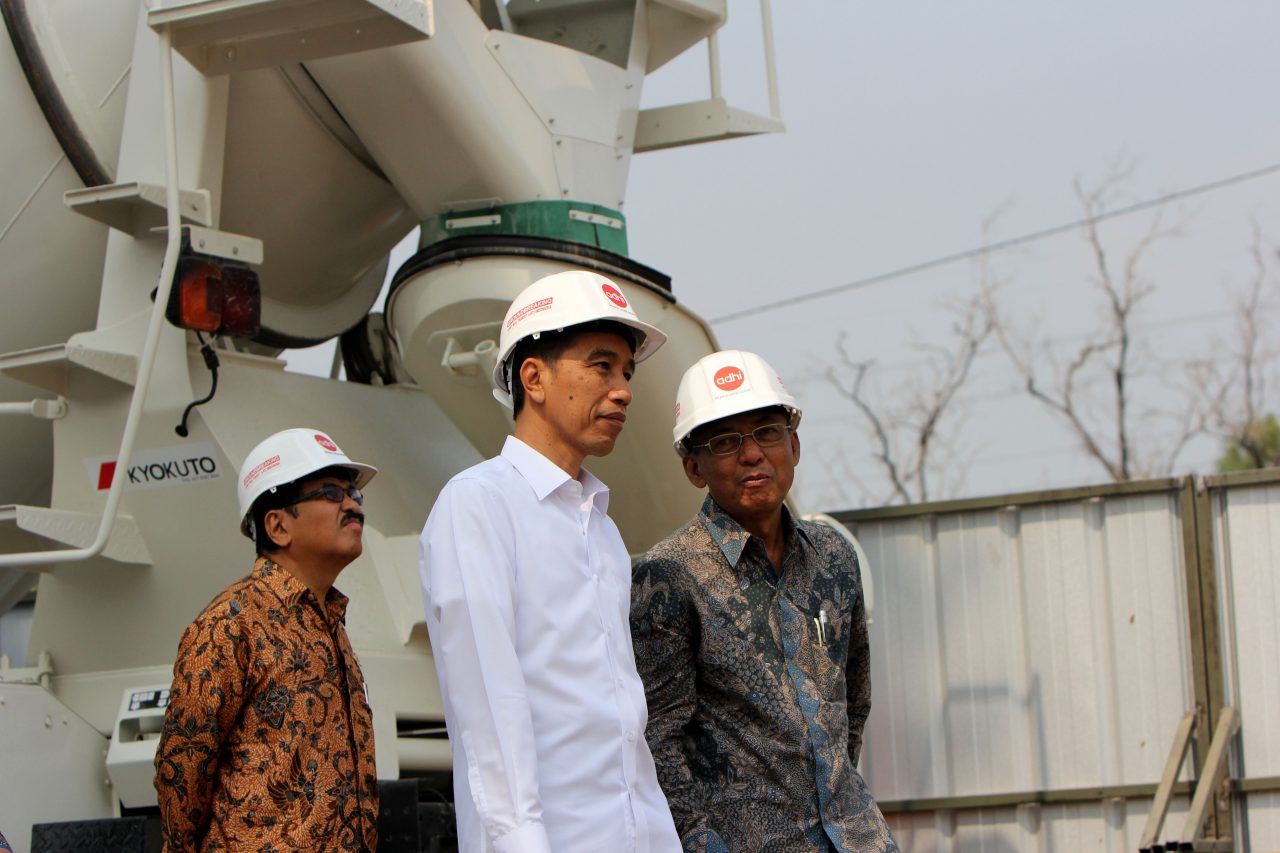Presiden Joko Widodo Meninjau Proyek LRT Bersama Dirut PT Adhi Karya