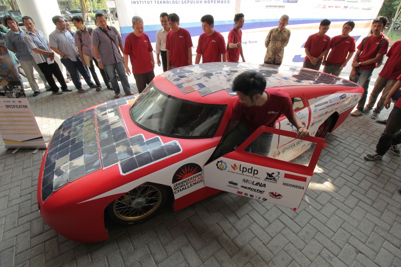 Seorang mahasiswa mencoba mobil listrik bertenaga surya Widya Wahana V seusai dilluncurkan di Institut Teknologi Sepuluh Nopember (ITS) Surabaya, Jawa Timur, Senin (14/9)