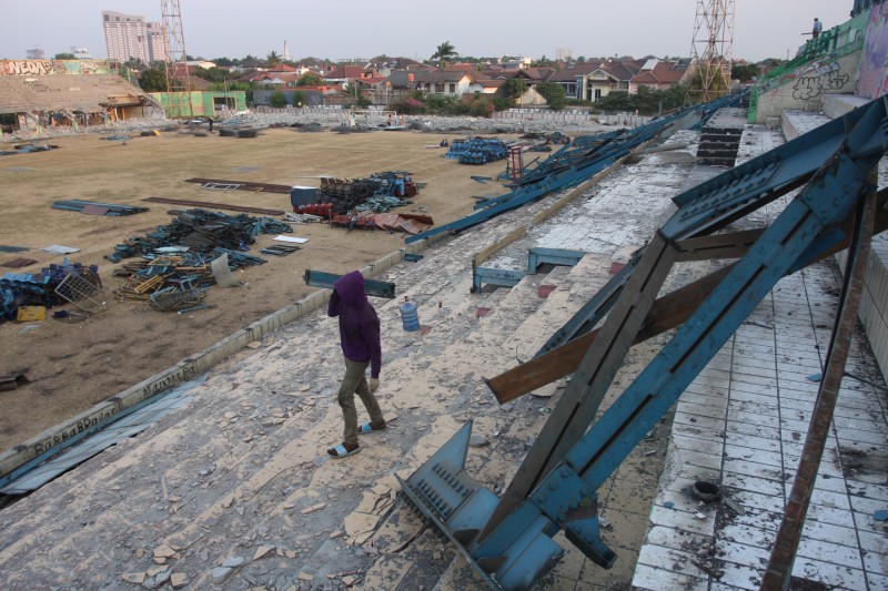 Pekerja membongkar Stadion Lebak Bulus untuk pembangunan Mass Rapid Transit (MRT) di Stadion Lebak Bulus, Jakarta Selatan, Senin (31/8)