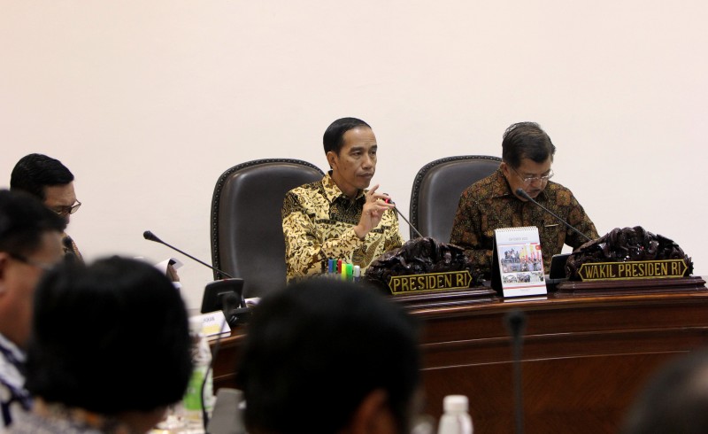 Presiden Joko Widodo Bersama Wakil Presiden Jusuf Kalla Memimpin Rapat Terbatas Penanggulangan Asap