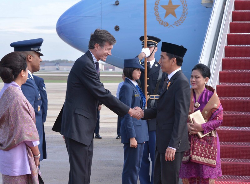 Presiden Joko Widodo dan Ibu Negara Iriana Jokowi Disambut Oleh Perwakilan Pemerintahan Amerika Serikat Saat Tiba di Pangkalan Udara Washington DC