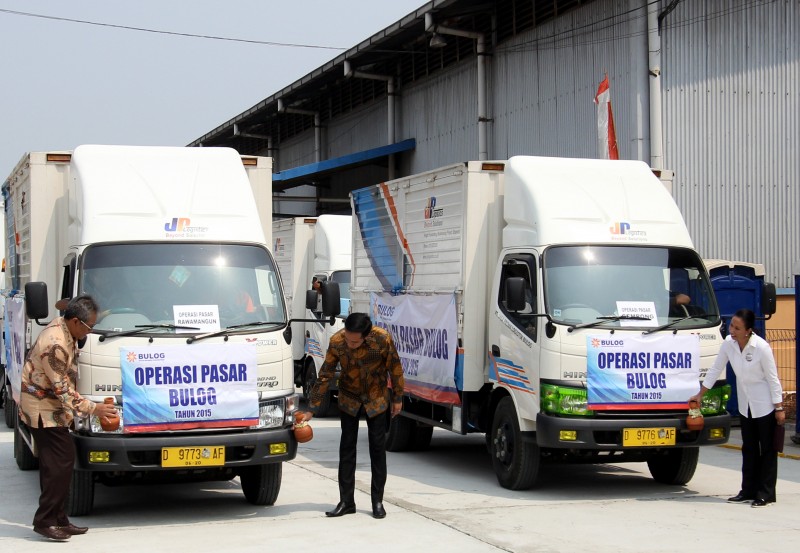 Presiden Jokowi Bersama Dengan Bulog Meluncurkan Operasi Pasar Sebanyak 300 Ribu Ton Beras Ke 5 Wilayah Di Indonesia