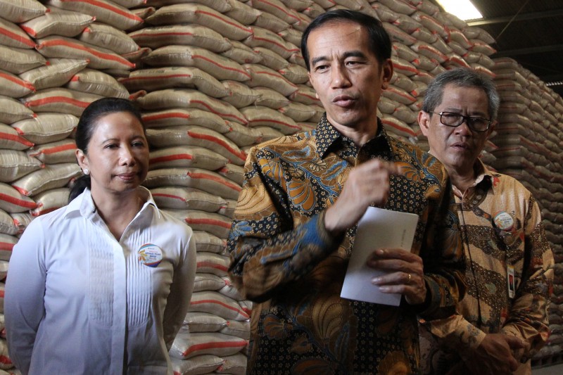 Presiden Jokowi Memberikan Keterangan Pers Usai Meninjau Stok Beras Di Gudang Bulog