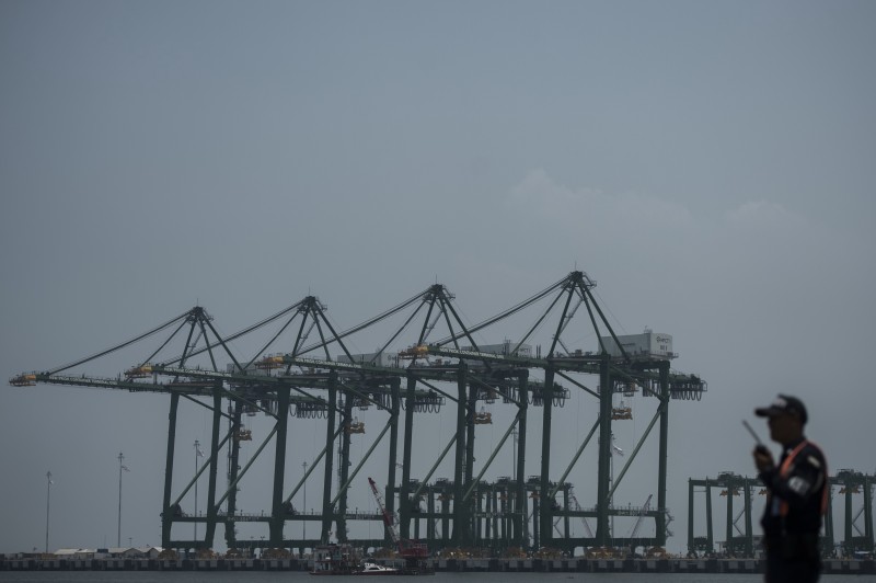 Suasana proses penyelesaian Tahap I Pelabuhan Baru Tanjung Priok, Jakarta, Kamis (15/10).
