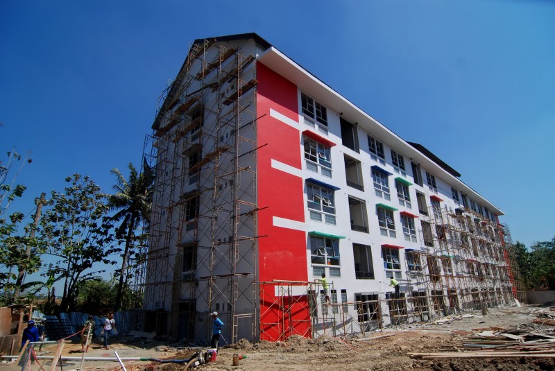 Sejumlah pekerja menggarap pembangunan rumah susun sederhana sewa (Rusunawa) untuk buruh di Ungaran, Kabupaten Semarang, Jawa Tengah, Jumat (16/10)