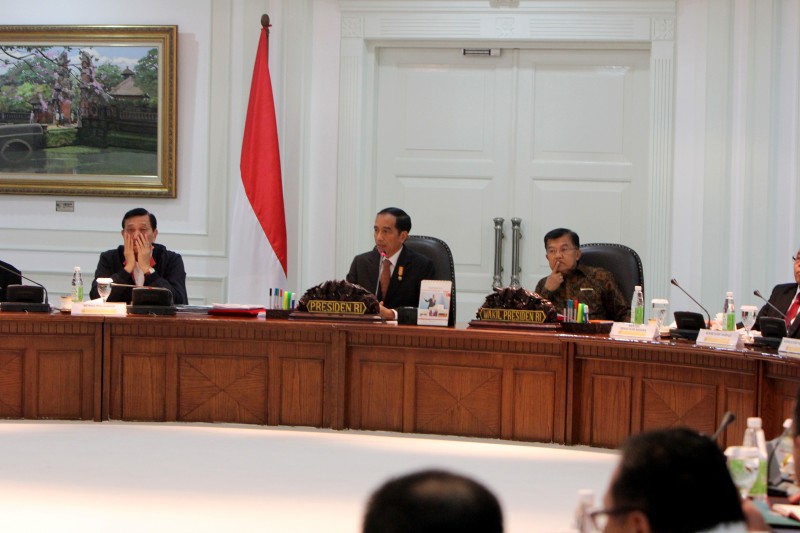 Presiden Joko Widodo Bersama Wakil Presiden Jusuf Kalla Memimpin Sidang Kabinet Paripurna di Kantor Presiden Membahas APBN 2016, Pilkada Serentak dan Paket Kebijakan Ekonomi VI