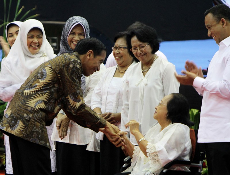 Presiden Joko Widodo Menyalami Mantan Guru SMAnya dalam Hari Guru Nasional 2015