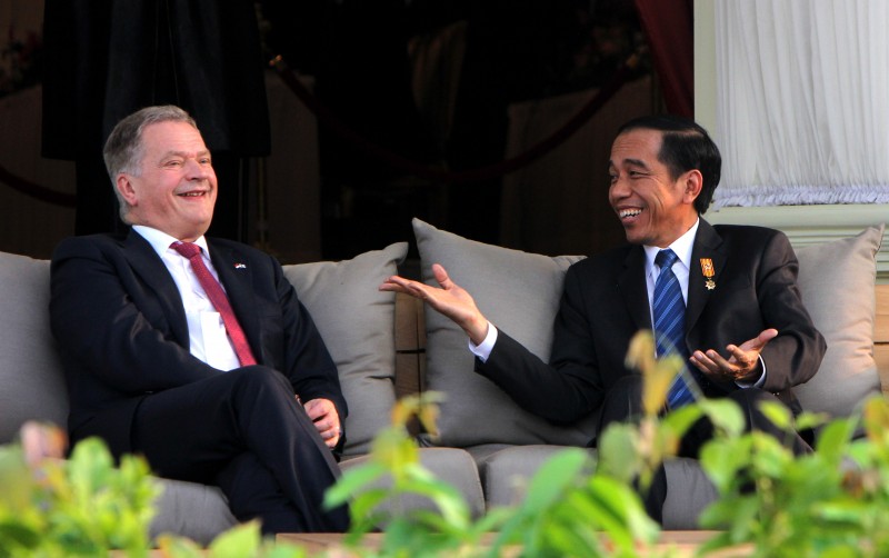 Presiden Joko Widodo Sedang Berdialog Dengan Presiden Finlandia di teras Istana Merdeka