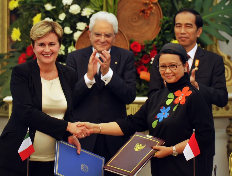 Presiden Joko Widodo (kanan) bersama Presiden Republik Italia Sergio Mattarella (kedua kiri) menyaksikan pertukaran dokumen kerjasama bidang ekonomi antara Menlu Retno LP Marsudi (kedua kanan) dan Minister of Economic Development Italia Federica Guidi (kir