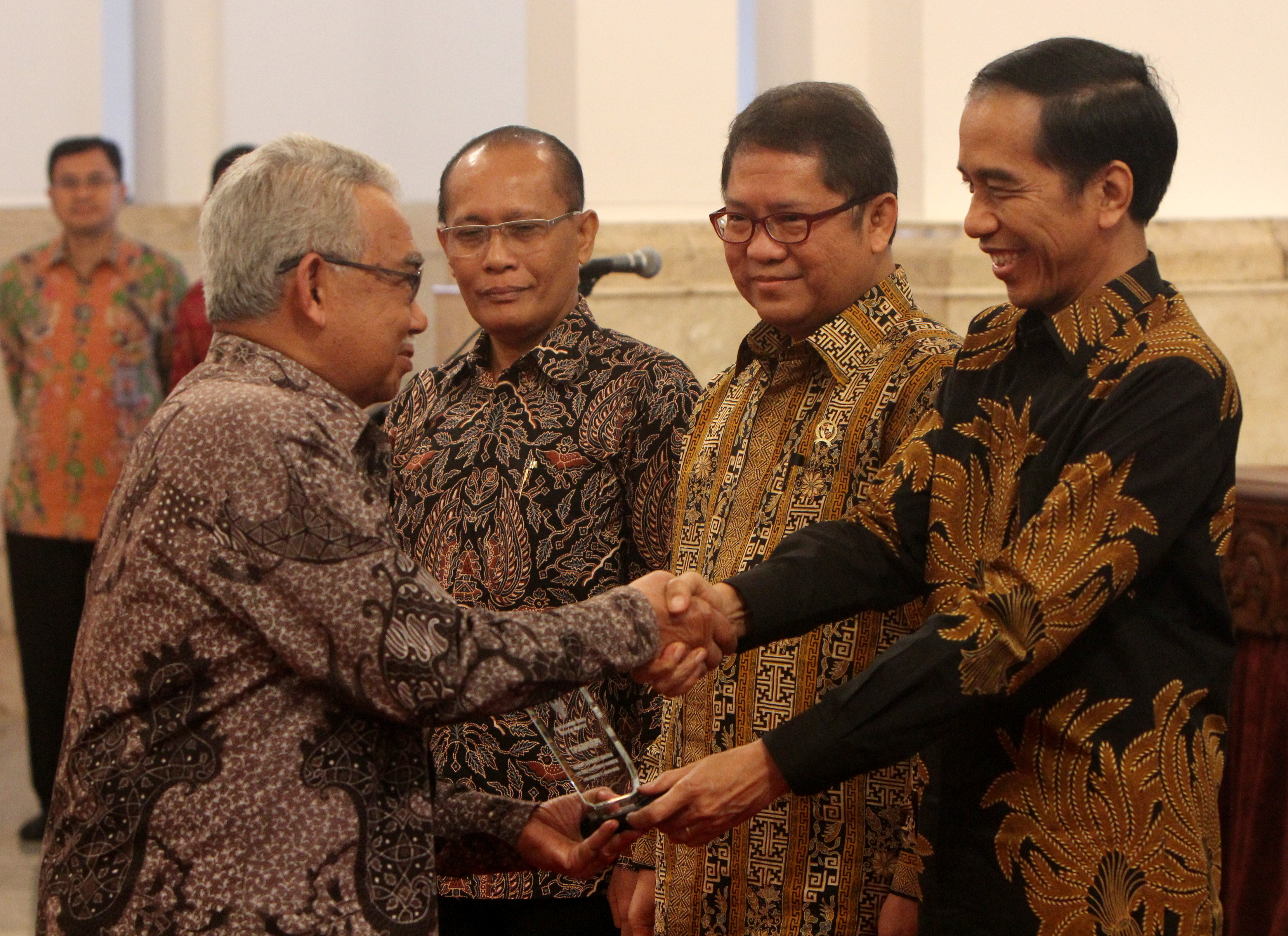 Presiden Joko Widodo Menganugerahkan Provinsi Nanggroe Aceh Darussalam Sebagai Badan Publik Pemerintah Provinsi Peringkat Terbaik dengan Skor 94,11 di Istana Negara, 15 Desember 2015