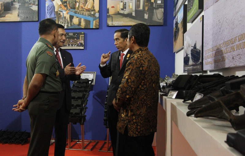 Presiden Joko Widodo Sedang Meninjau Komponen Tank Buatan Anak Indonesia di Pameran Alutsista Mabes TNI, Cilangkap
