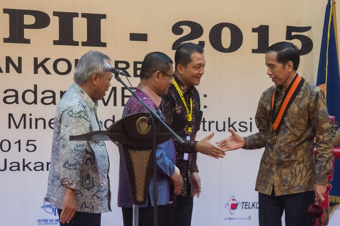 Presiden Jokowi Menerima Anugerah Anggota Kehormatan Persatuan Insinyur Indonesia, di Hotel Sari Pan Pasific, Jakarta, Sabtu 12 Desember 2015