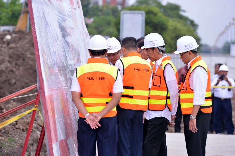 Presiden RI Joko Widodo meninjau kemajuan pembangunan Kereta Bandara Soekarno Hatta, Tangerang, Banten