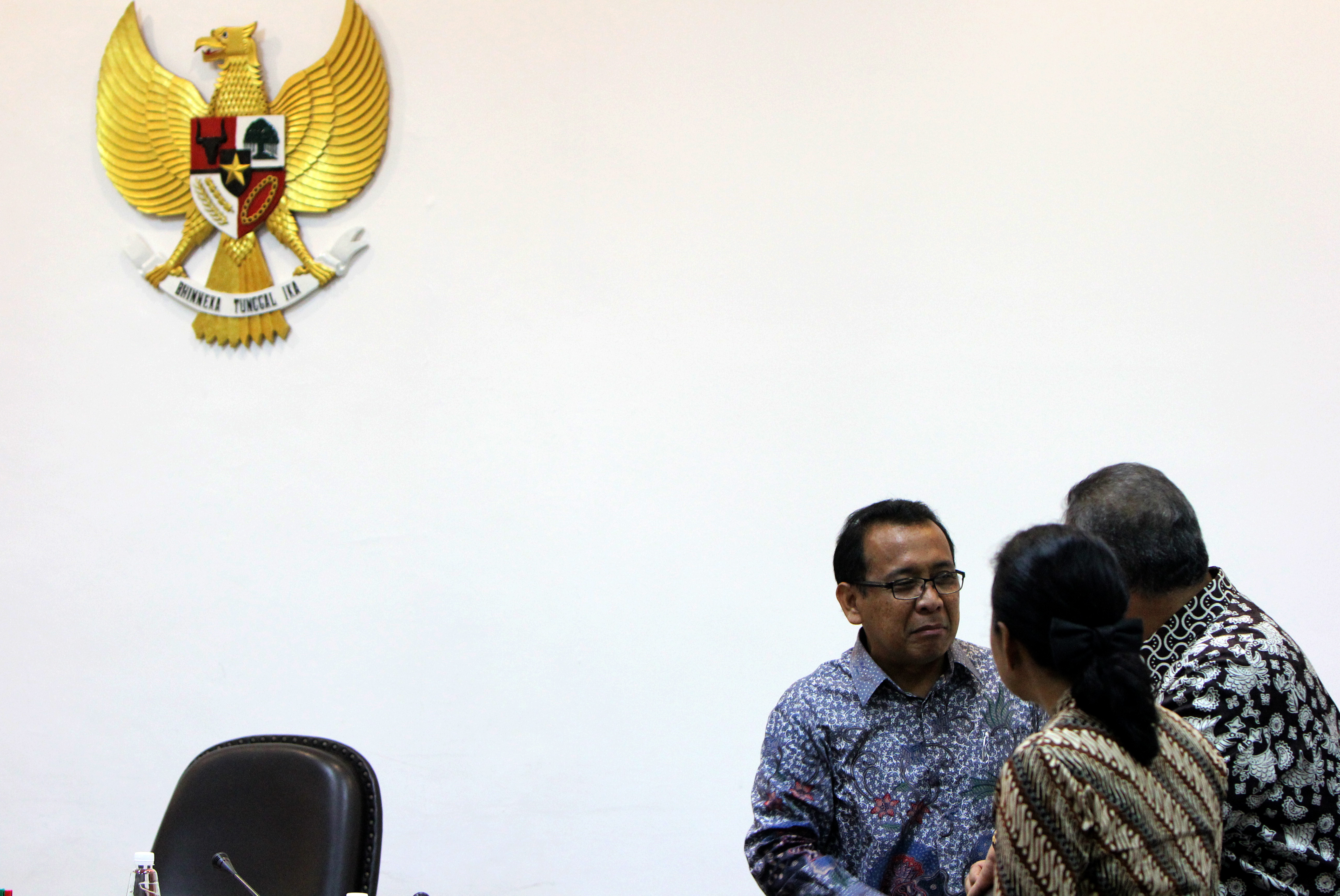 Rapat Terbatas Membahas Pembangunan Pembangkit Listrik dan Kilang Minyak di Kantor Presiden