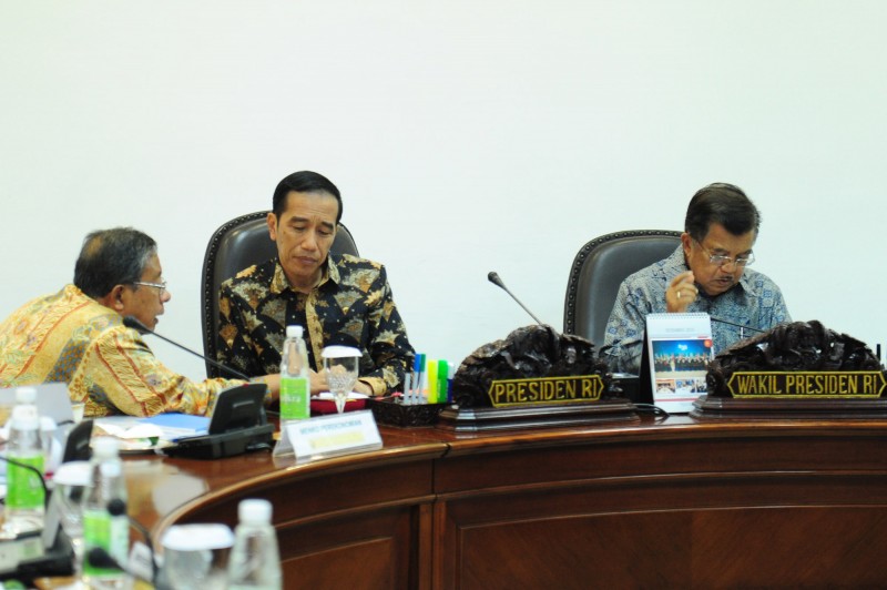 Rapat Terbatas Rancangan Peraturan Pemerintah tentang Manajemen PNS dan Persiapan Pengumuman Paket Kebijakan Ekonomi Jilid VII di Kantor Presiden Jakarta