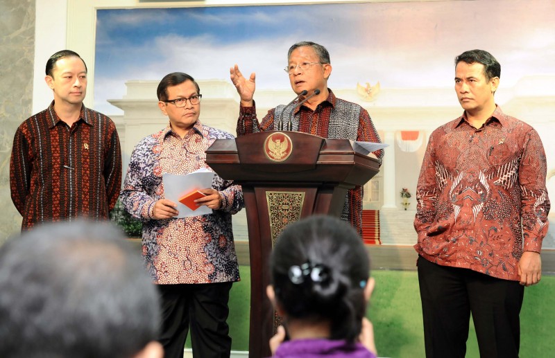 Menteri Koordinator Bidang Perekonomian Darmin Nasution Mengumumkan Paket Kebijakan Ekonomi Jilid IX di Kantor Presiden, 27 Januari 2016