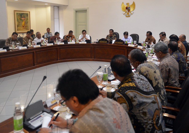 Rapat Terbatas dipimpin oleh Presiden Joko Widodo dan Wakil Presiden Jusuf Kalla Membahas Pembangunan Kereta Cepat Jakarta Bandung
