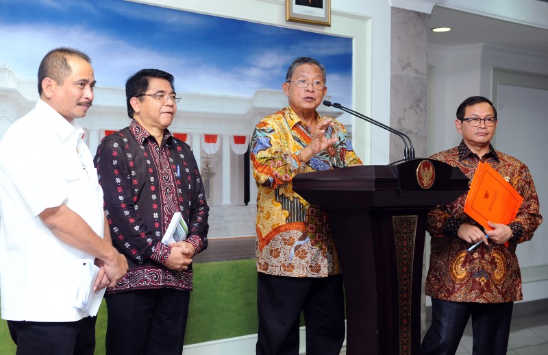 Menteri Koordinator Bidang Perekonomian Darmin Nasution Mengumumkan Paket Kebijakan Ekonomi X di Kantor Presiden, 11 Febuari 2016