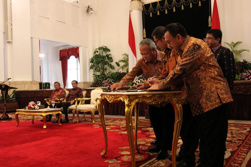 Sejumlah Menteri Kabinet Kerja Menandatangani Peluncuran Kemudahan Investasi Langsung Konstruksi di Kawasan Industri di Istana Negara