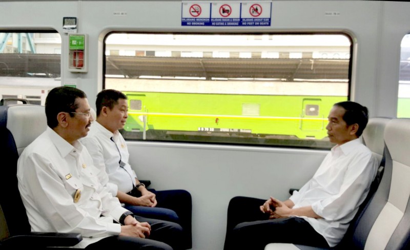 Presiden Joko Widodo Bersama Menteri Perhubungan Ignasius Jonan dan Plt Gubernur Sumatera Utara Tengku Erry Nuradi Saat Menggunakan Kereta Menuju Stasiun Bandara Kualanamu