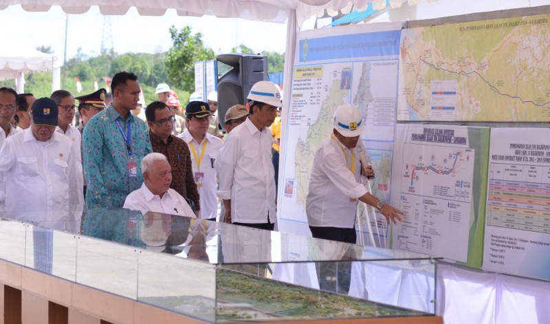 Presiden Joko Widodo Meninjau Proyek Pembangunan Jalan Tol Balikpapan-Samarinda