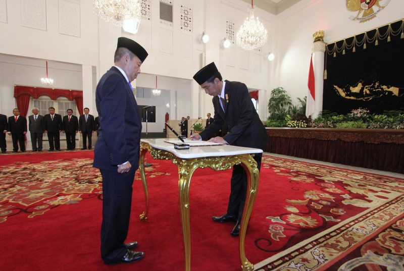 Presiden Joko Widodo Melantik Gubernur Lembaga Ketahanan Nasional Agus Widjojo