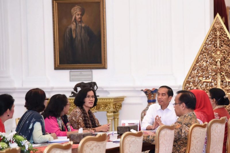 Komnas Perempuan Menemui Presiden Joko Widodo Memberikan Draf RUU Kekerasan Seksual Terhadap Perempuan di Istana Merdeka