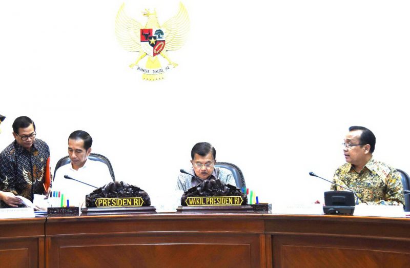 Presiden Joko Widodo Memimpin Rapat Terbatas Infrastruktur Transportasi Jabodetabek di Kantor Presiden