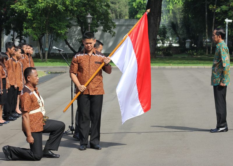 Presiden Joko Widodo secara resmi melepas keberangkatan 26 atlet Tim Indonesia menuju Olimpiade 2016 di Rio de Janeiro di halaman Istana Merdeka