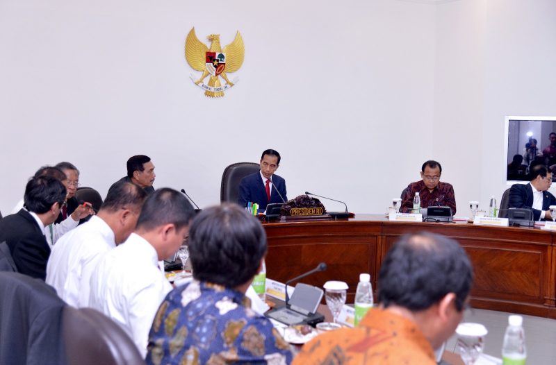 Presiden Joko Widodo Memimpin Rapat Terbatas Pemanfaatan Ruang Udara di Selatan Pulau Jawa di Kantor Presiden