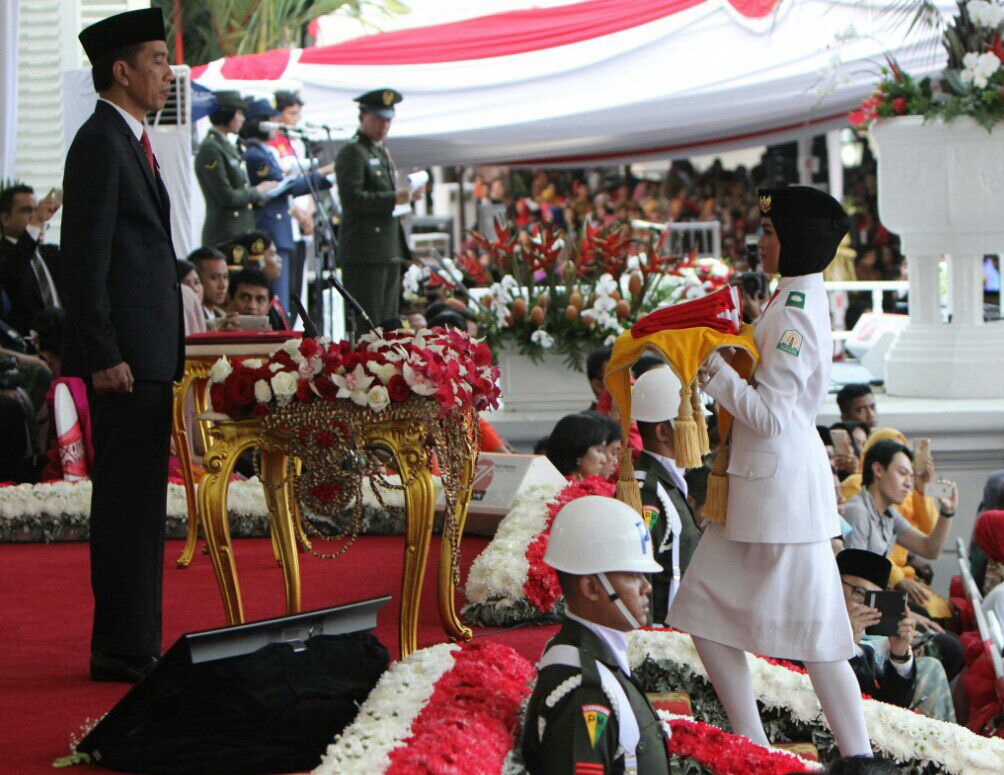 Presiden Joko Widodo memimpin upacara penurunan Bendera Sang Merah Putih di Halaman Istana Merdeka, 17 Agustus 2016