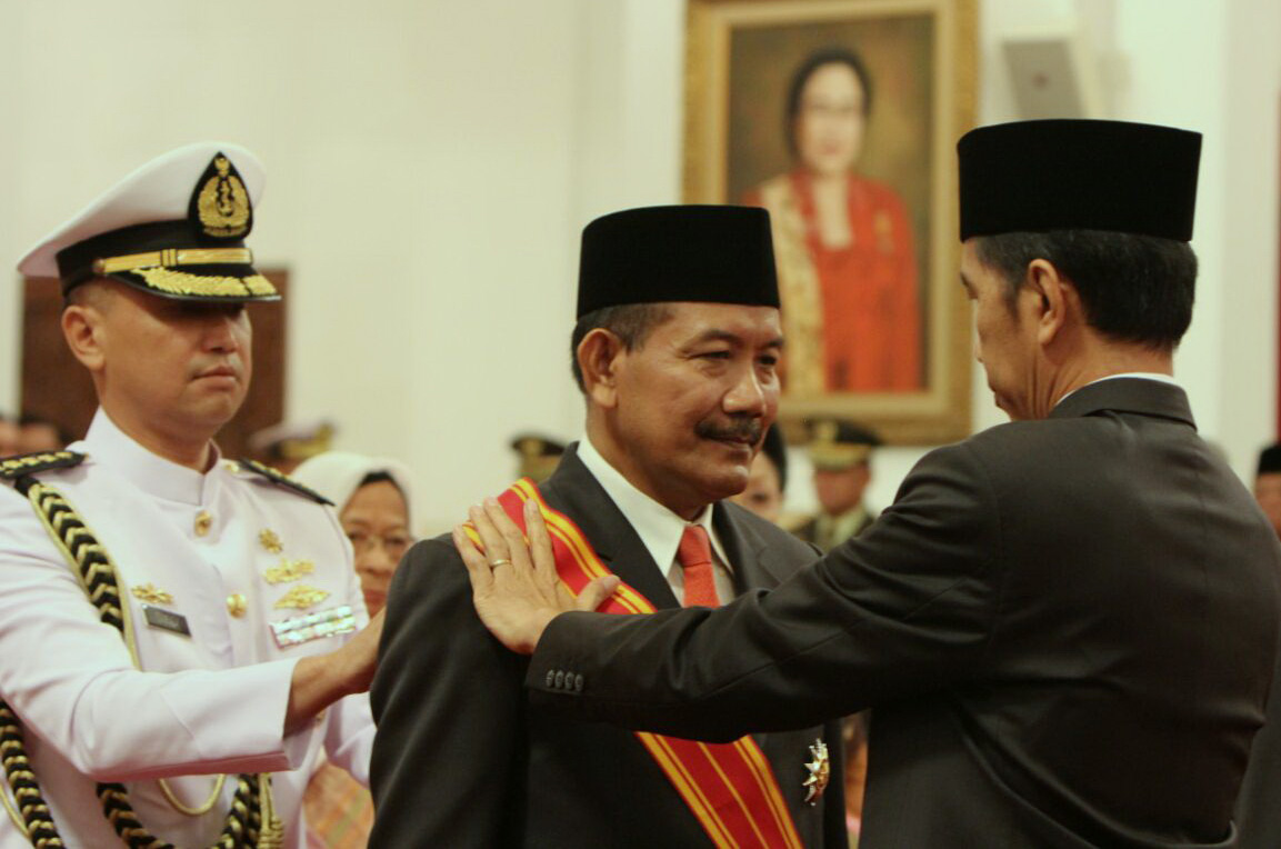 Presiden Joko Widodo menganugerahkan Bintang Mahaputera Adipradana kepada mantan Kapolri Badrodin Haiti di Istana Negara, Senin, 15 Agustus 2016