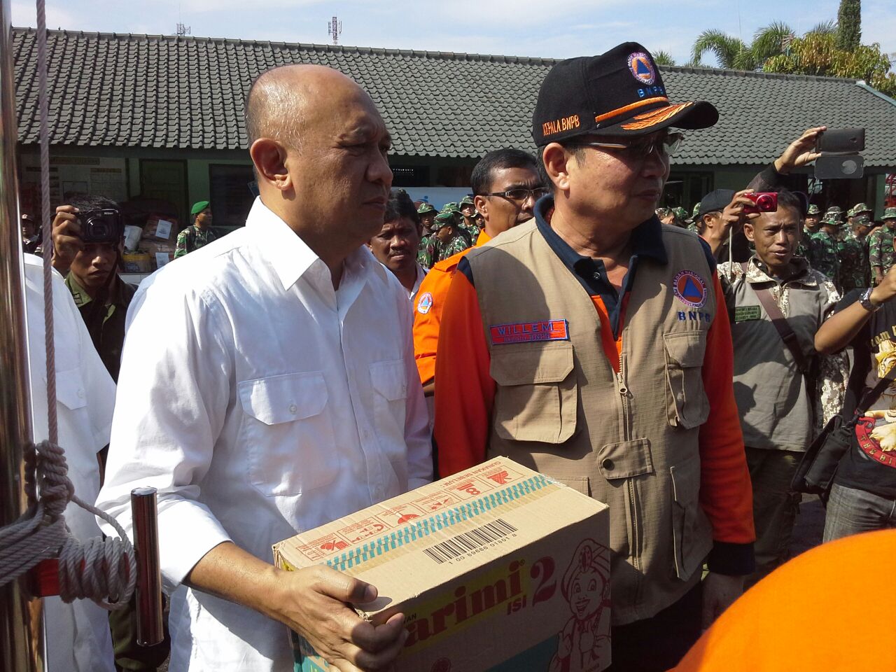 Kepala Staff Presiden Teten Masduki menyerahkan bantuan Presiden kepada korban bencana banjir bandang dan tanah longsor di Garut, Jawa Barat, Kamis 22 September 2016
