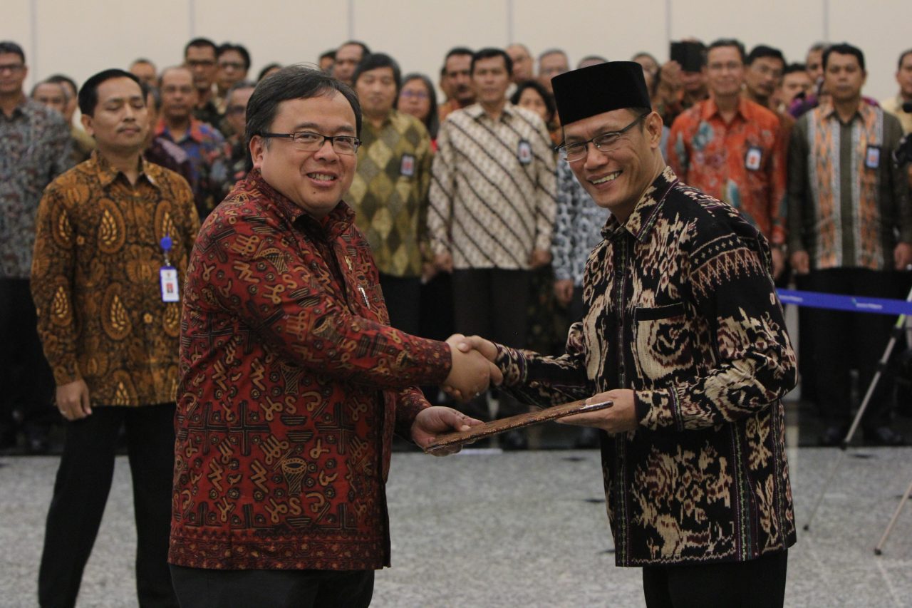 Penyerahan surat pengangkatan oleh Menteri Perencanaan Pembangunan Nasional atau Kepala Bappenas Bambang Brodjonegoro kepada Kepala BPS Suhariyanto