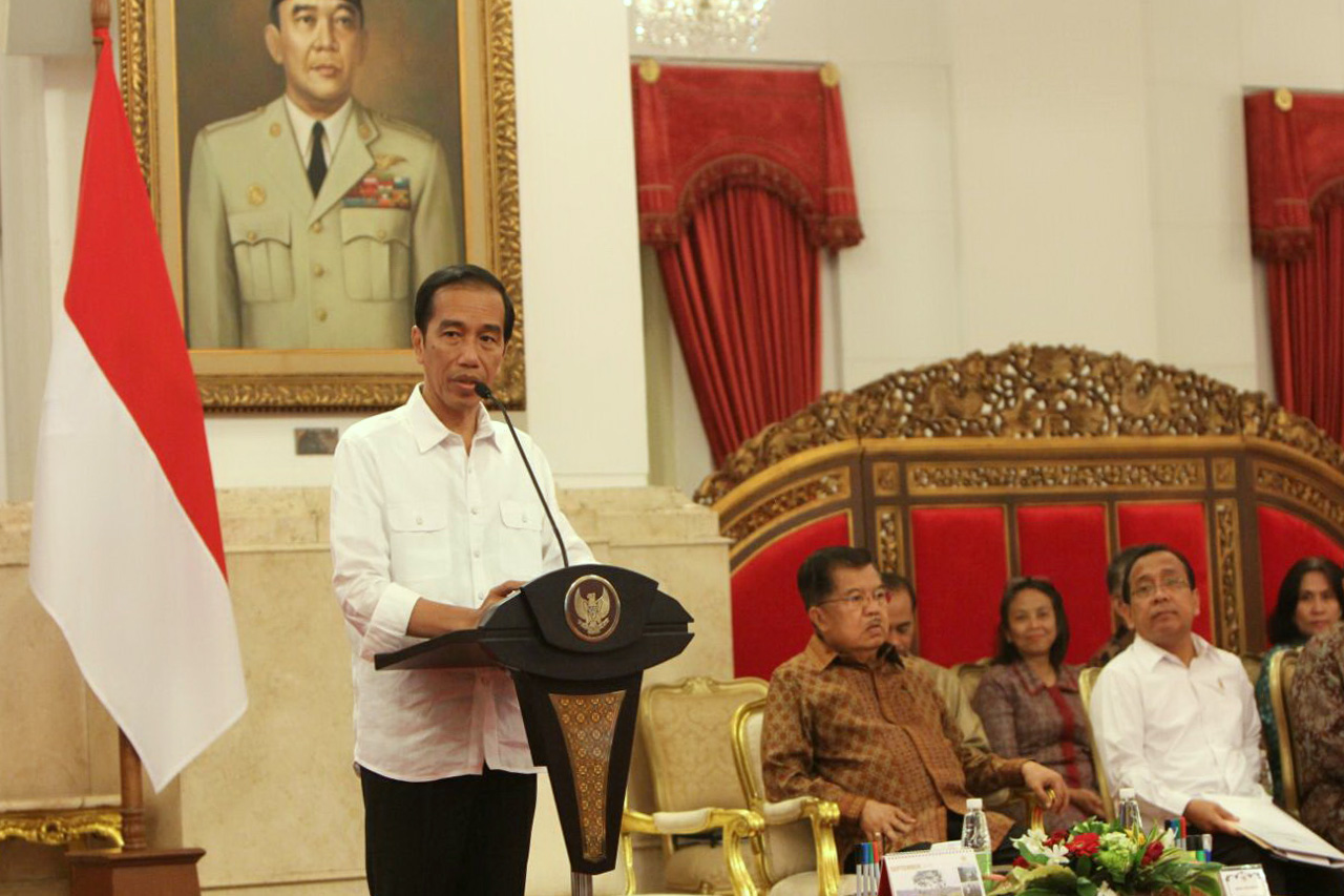 Presiden Joko Widodo memimpin Sidang Kabinet Paripurna membahas hasil kunjungan kerja Presiden RI ke Tiongkok dan Laos serta evaluasi kebijakan ekonomi di Istana Negara, Jakarta. Jumat, 9 September 2016