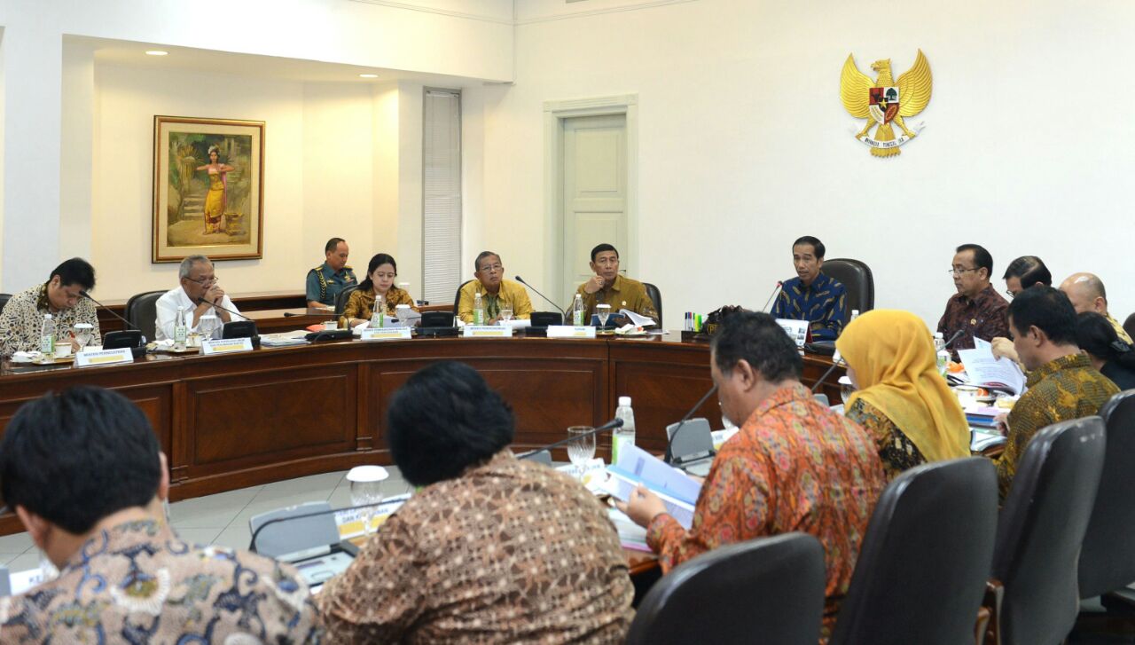 Presiden Joko Widodo memimpin rapat terbatas Perhutani sosial di Kantor Presiden, Rabu, 21 September 2016