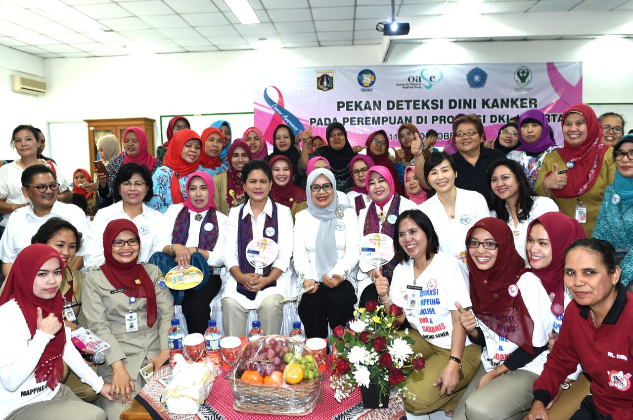 Ibu Negara Iriana Joko Widodo melakukan peninjauan langsung pelaksanaan deteksi dini di lima Puskesmas yang tersebar di DKI Jakarta