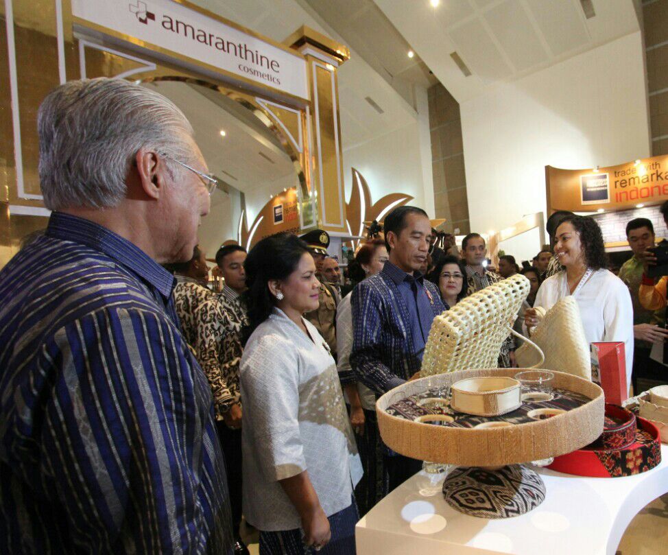 Presiden Joko Widodo bersama Ibu Negara Iriana meninjau pameran Trade Expo Indonesia ke-31 di JI Expo Kemayoran, Jakarta