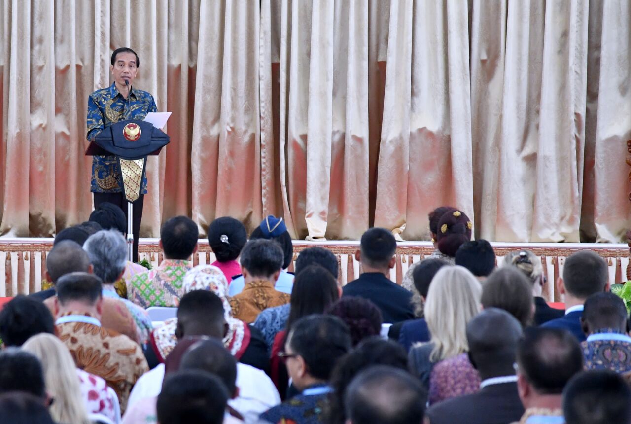 Presiden Joko Widodo membuka simposium kejahatan perikanan internasional kedua yang dihadiri oleh perwakilan dari 46 negara di Istana Kepresidenan Yogyakarta