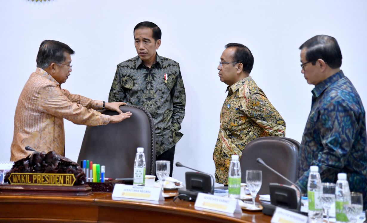Presiden Joko Widodo memimpin rapat manajemen Aparatur Sipil Negara di Kantor Presiden