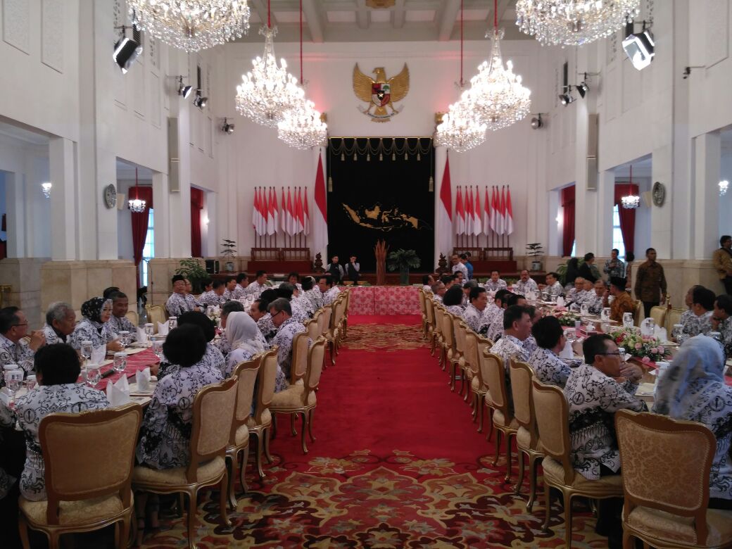 Presiden Joko Widodo menjamu makan siang seluruh pengurus PGRI se Indonesia di Istana Negara