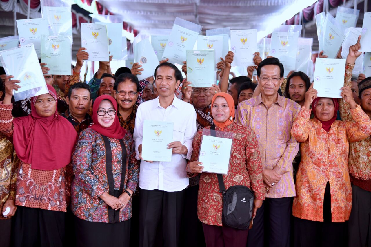 Presiden Joko Widodo menyerahkan sertifikat tanah secara simbolis kepada 2.853 warga di Yogyakarta dari Program Strategis Tahun 2016