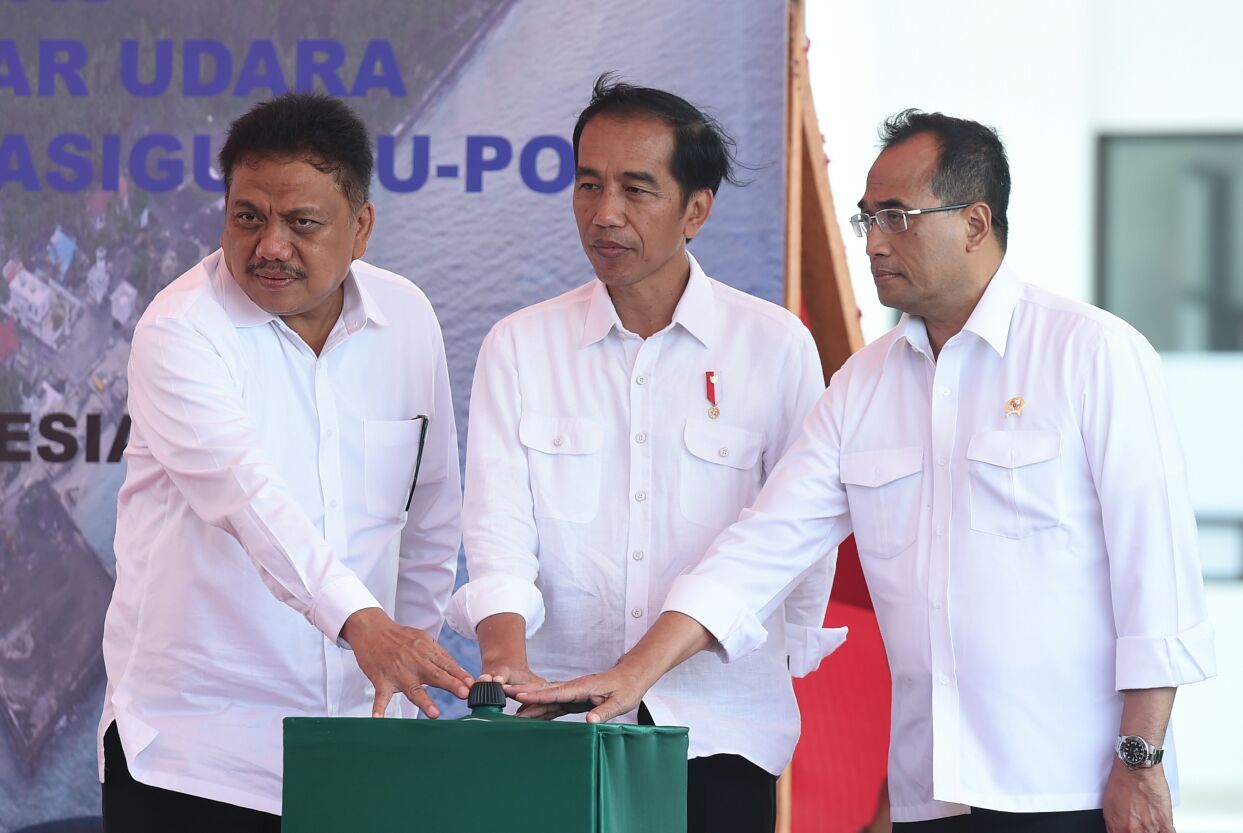 Presiden Joko Widodo meresmikan Bandara Miangas di Kepulauan Talaud, Sulawesi Utara sebagai komitmen pemerintah terhadap pembangunan wilayah terdepan di Indonesia