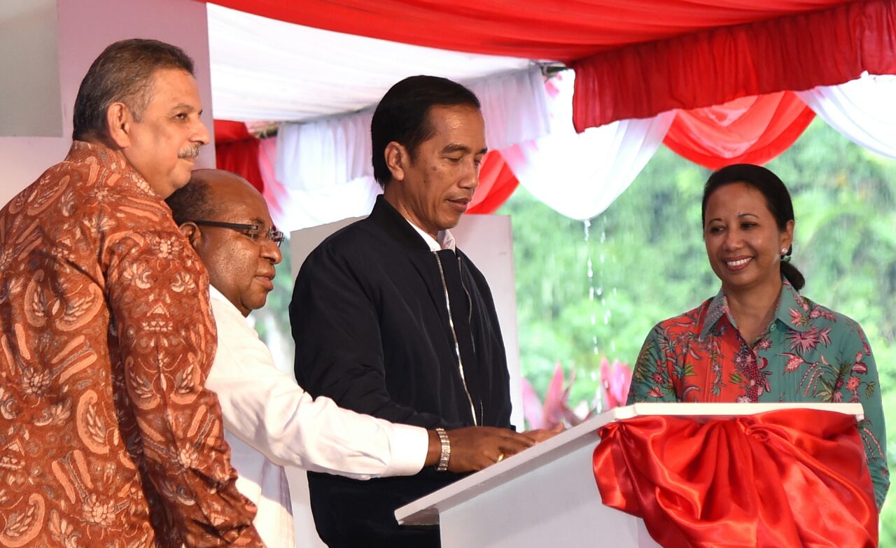 Presiden Joko Widodo meresmikan enam proyek pembangunan pembangkit listrik sekaligus di Papua dan Papua Barat