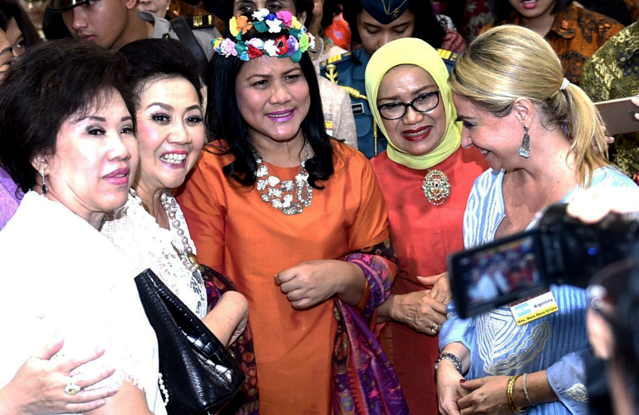 Ibu Negara Iriana Jokowi meresmikan Pembukaan Bazaar Amal ke 49 Women’s Internasional Club di Jakarta Convention Center