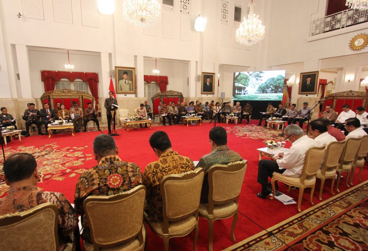 Presiden Joko Widodo bersama Wakil Presiden Jusuf Kalla memimpin Sidang Kabinet Paripurna membahas APBN 2017 di Istana Negara