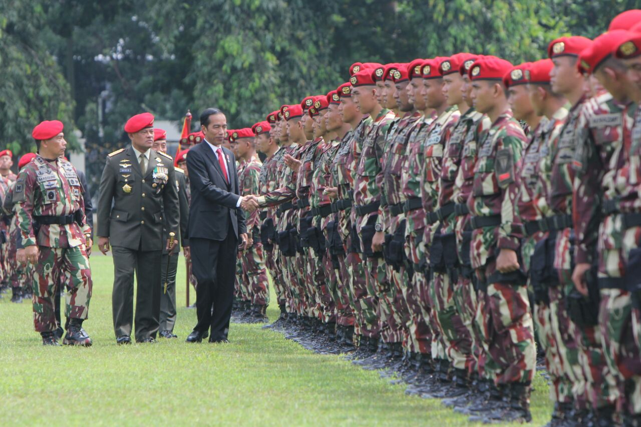 Presiden Joko Widodo memberikan pengarahan bagi pasukan Komando Pasukan Khusus di Markas Kopassus Cijantung, Jakarta Timur