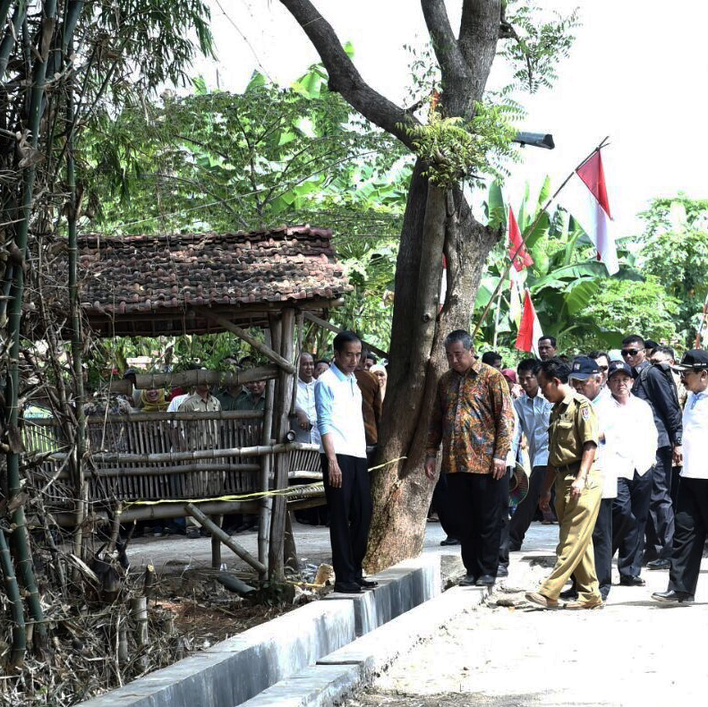 Presiden Joko Widodo meninjau alokasi dana desa ke Kabupaten Tuban, Jawa Timur